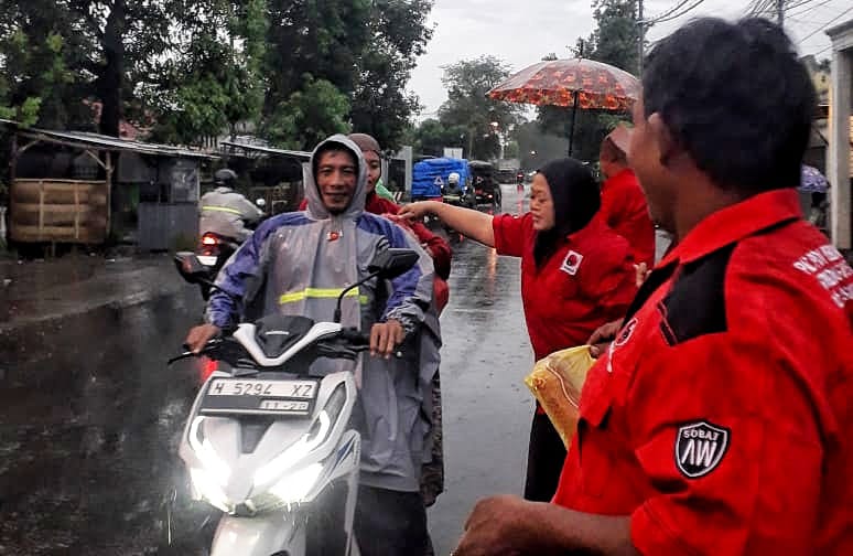 DPC PDI Perjuangan Kabupaten Pasuruan Sebar 3.000 Takjil di 24 Kecamatan, Wujud Kepedulian Ramadan